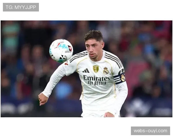 特写镜头：皇马中场巴尔韦德一次成功的边线协同压迫导致对手回传失误